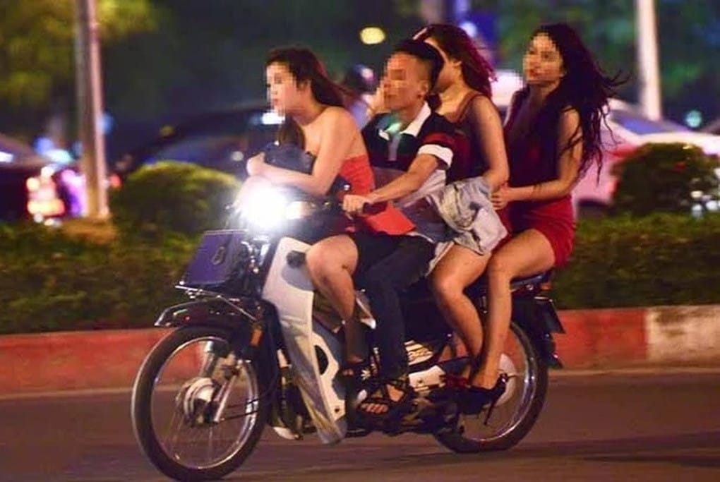 Người điều khiển xe máy chở 3 người trở lên có thể bị phạt tiền