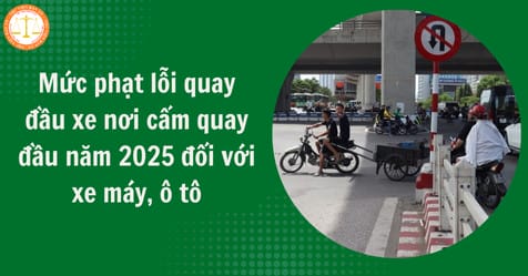 Người điều khiển xe máy đang thực hiện hành vi quay đầu xe tại một địa điểm có thể là nơi cấm quay đầu, minh họa lỗi cấm quay đầu trong giao thông đường bộ.