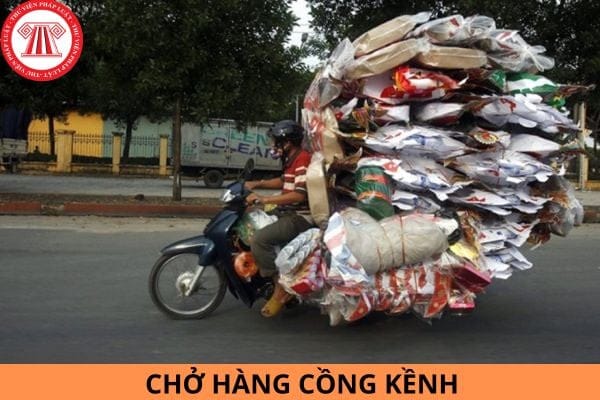 Người điều khiển xe máy vận chuyển hàng hóa quá khổ, quá tải tiềm ẩn rủi ro giao thông