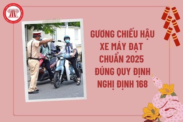 Người điều khiển xe máy với gương chiếu hậu được lắp đặt đúng quy định an toàn