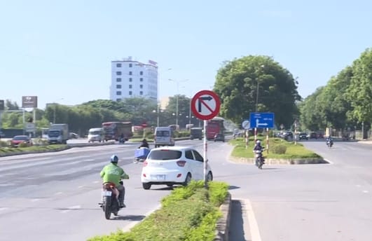 Người điều khiển xe vi phạm biển báo cấm rẽ phải có thể bị xử phạt