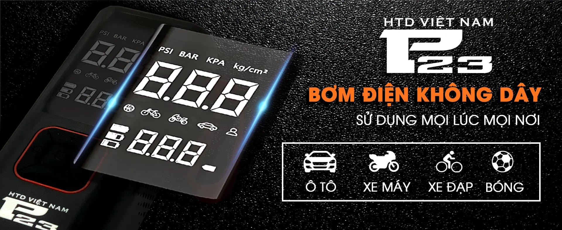 Người dùng bơm lốp xe máy bằng bơm điện tiện lợi