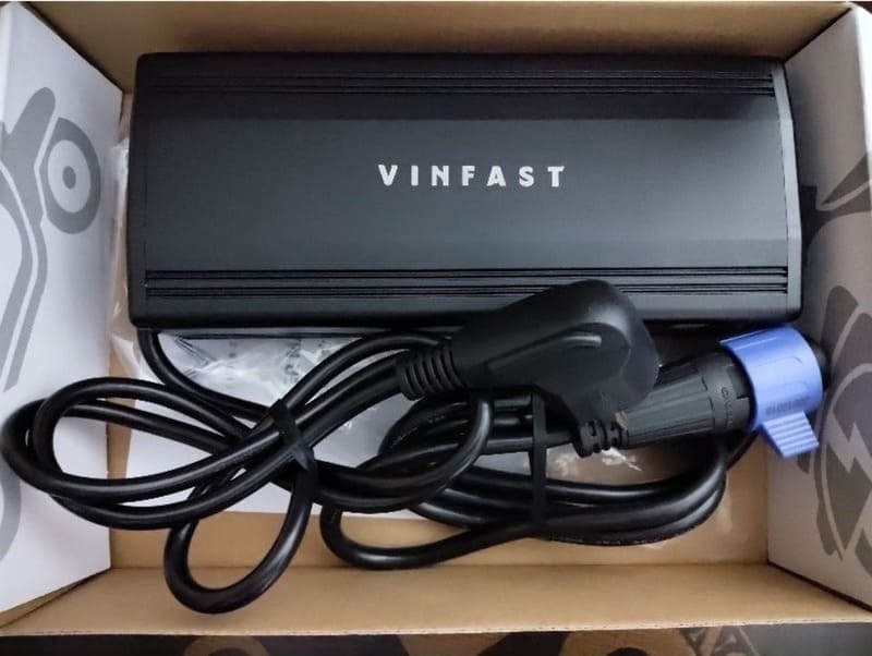 Người dùng cắm sạc cho xe máy điện VinFast Evo200 Lite ngay tại nhà