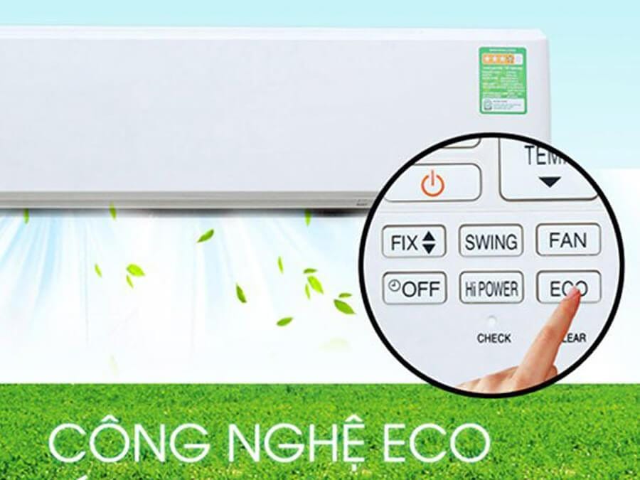 Người dùng đang chỉ vào nút Eco trên điều khiển máy lạnh, minh họa cách bật chế độ tiết kiệm điện