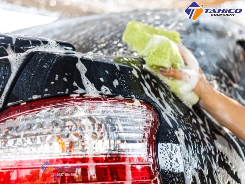 Người dùng đang vệ sinh xe với xà bông rửa xe chuyên dụng