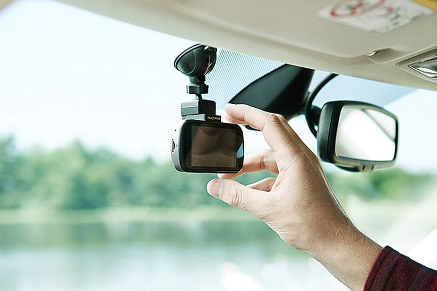 Người dùng thao tác khởi động camera hành trình trên ô tô bằng nút nguồn