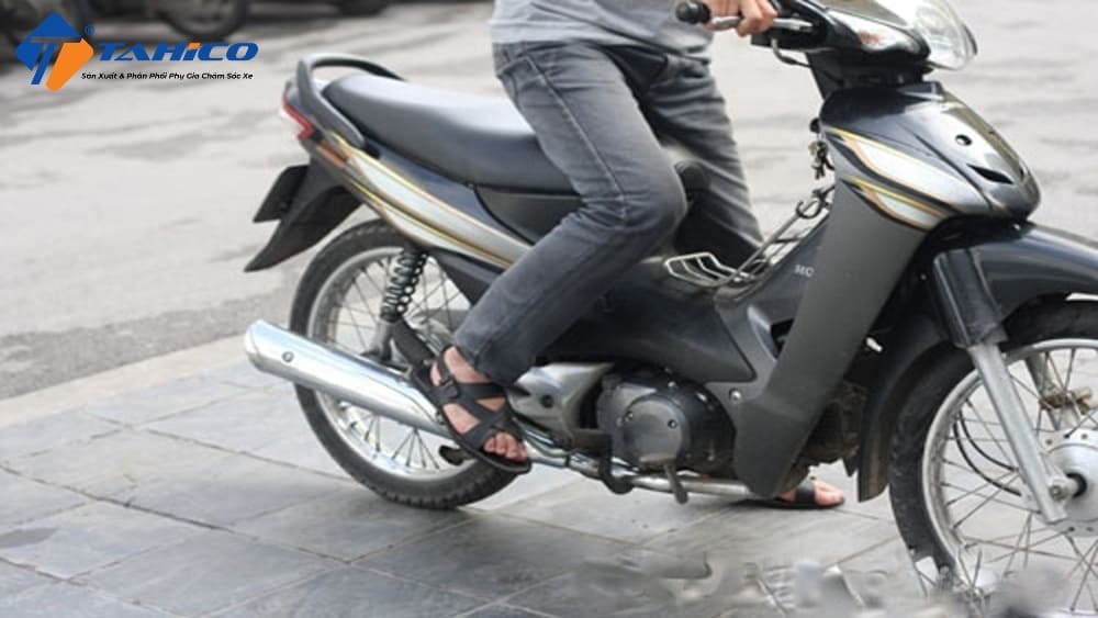Người lái chật vật khởi động xe máy, xe khó nổ máy do hệ thống nạp gió kém