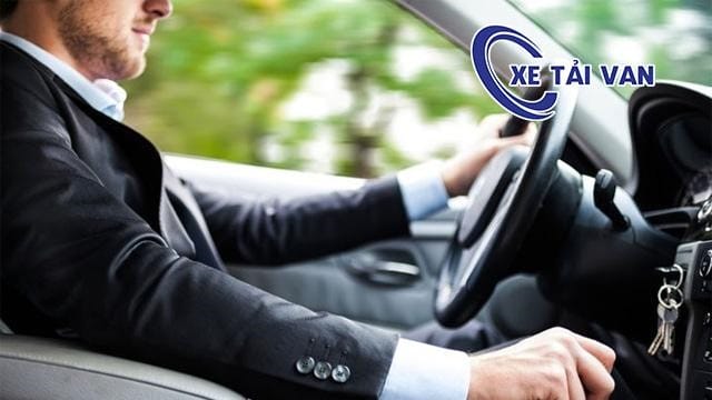 Người lái đang điều khiển vô lăng xe tải trên dốc, tập trung vào kỹ thuật đề ba