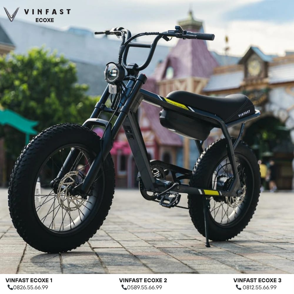 Người lái đang điều khiển xe đạp điện VinFast Dragonfly màu xanh trên đường phố