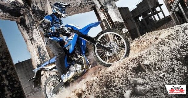Người lái điều khiển xe cào cào Honda vượt qua đoạn đường bùn lầy, thể hiện khả năng off-road ưu việt