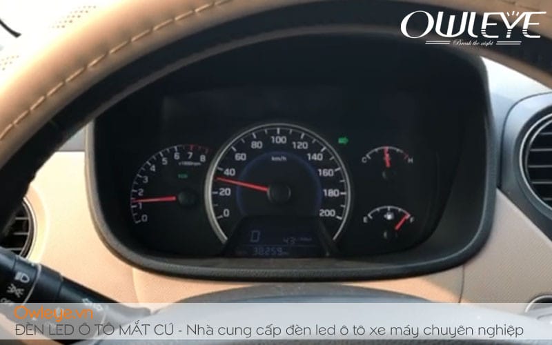 Người lái thao tác cần số để sử dụng chế độ D+/D- trên xe số tự động Tiptronic