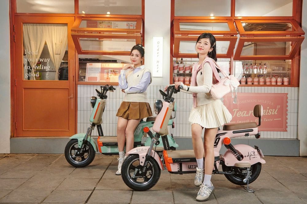 Người lái thử xe đạp điện để kiểm tra độ phù hợp