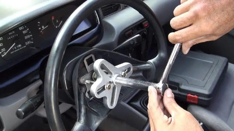 Người lái thực hiện kiểm tra và bảo dưỡng định kỳ hệ thống lái ô tô