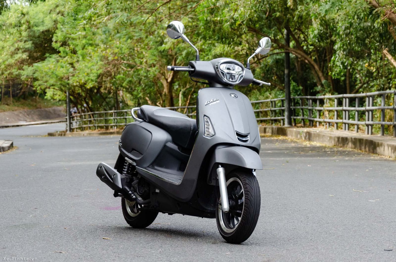 Người lái với Kymco Like 125 trên đường phố