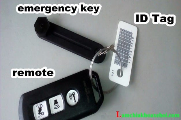 Người lái xe cố gắng khởi động xe tay ga khi chìa khóa smartkey hết pin