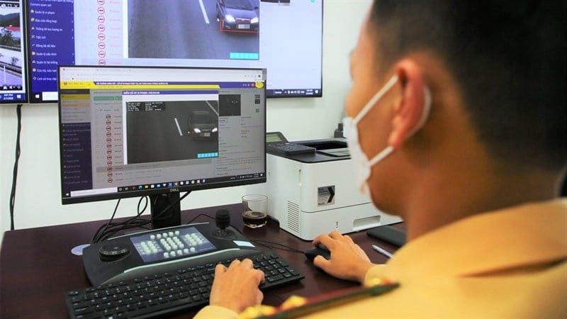 Người lái xe đang thực hiện giao dịch nộp phạt giao thông trực tuyến