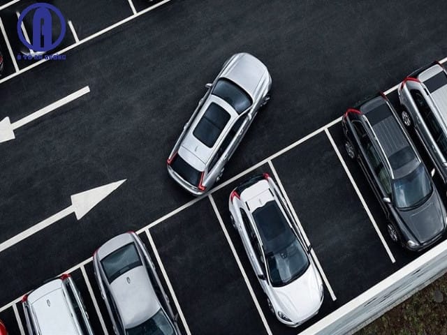 Người lái xe đang thực hiện thao tác lùi xe số sàn cẩn thận
