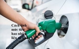 Người lái xe đổ xăng tại trạm để thực hiện cách tính tiêu hao nhiên liệu trên 100km