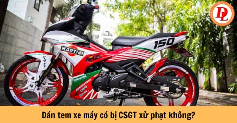 Người lái xe kiểm tra tem dán trên xe máy trước khi lưu thông