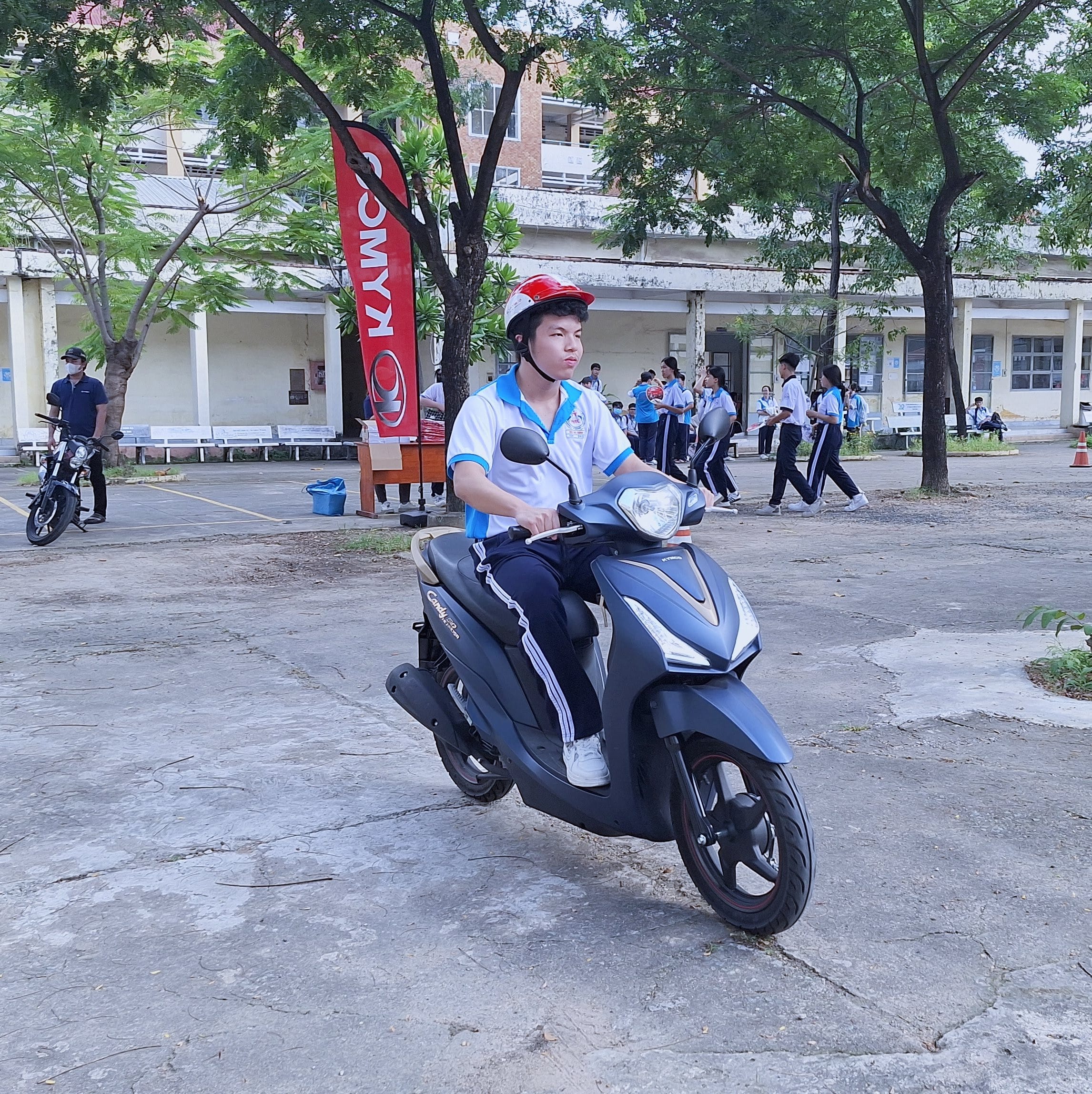 Người lái xe máy 50cc trẻ tuổi, nhấn mạnh quy định độ tuổi lái xe an toàn