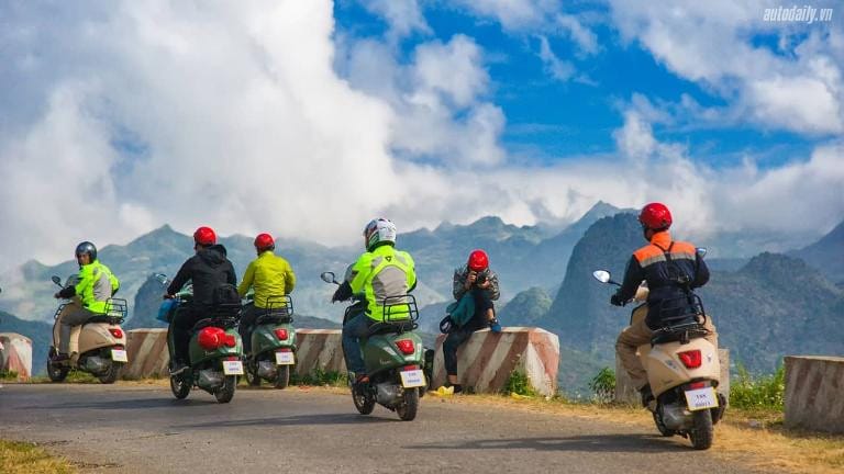 Người lái xe máy khám phá khung cảnh hùng vĩ tại Nghĩa Lộ Yên Bái