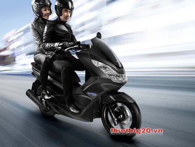 Người lái xe máy trải nghiệm hiện tượng xe bị hụt ga khi đang di chuyển
