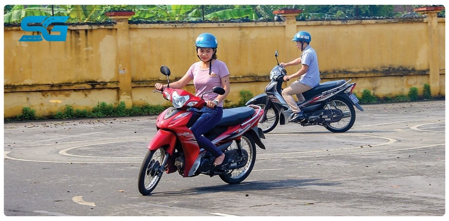 Người lái xe nhận bằng lái A1 hợp lệ sau khi thi đậu