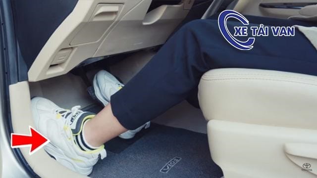Người lái xe ô tô số sàn đang thực hành kỹ năng đề ba lên dốc