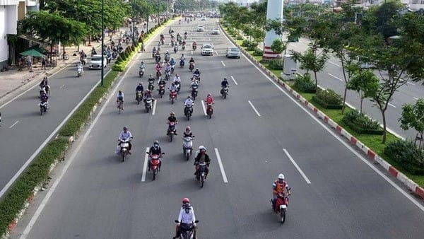 Người lái xe ô tô tuân thủ vạch kẻ đường tại ngã tư