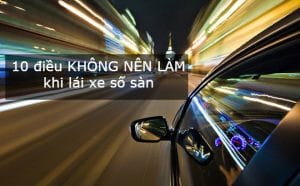 Người lái xe số sàn đang điều khiển xe trên đường