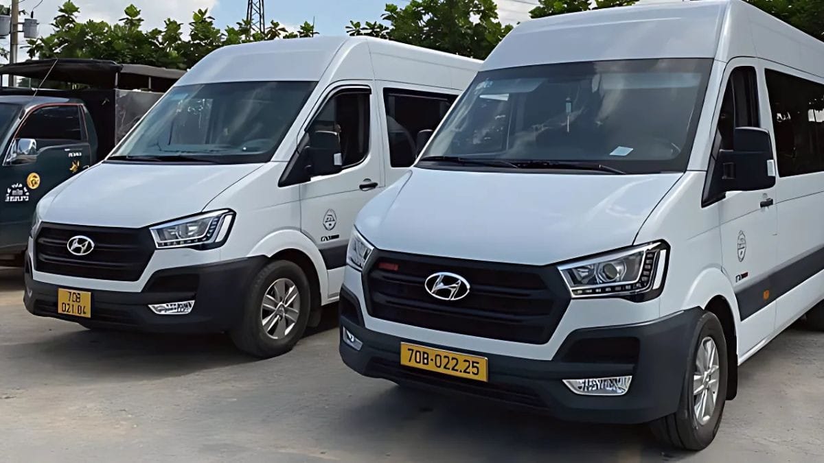 Người lái xe tải kiểm tra biển số 70 của mình sau khi đỗ