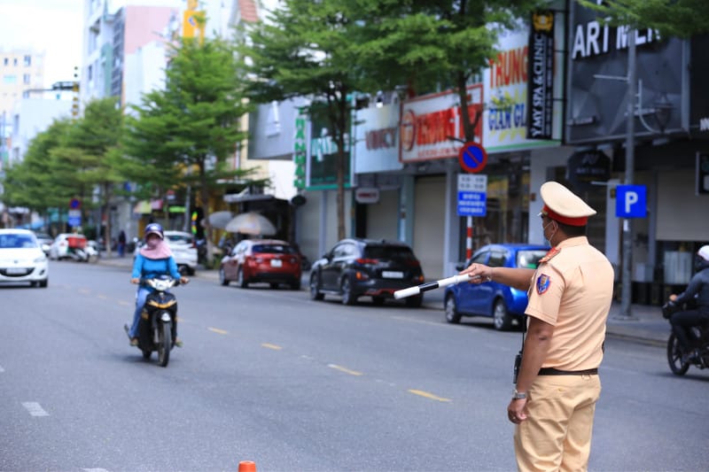 Người lái xe tải van đang quan sát kỹ biển báo và tình hình giao thông trên đoạn đường hai chiều phức tạp