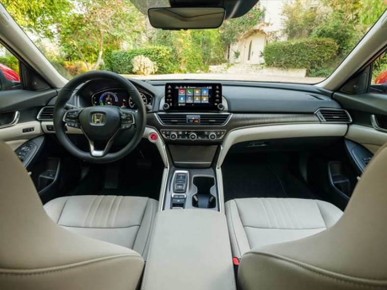 Người lái xe thao tác trên màn hình cảm ứng ô tô, hiển thị ứng dụng bản đồ CarPlay
