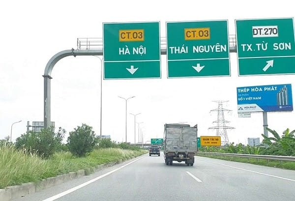 Người lái xe thực hiện nộp phí bảo trì đường bộ tại điểm đăng kiểm