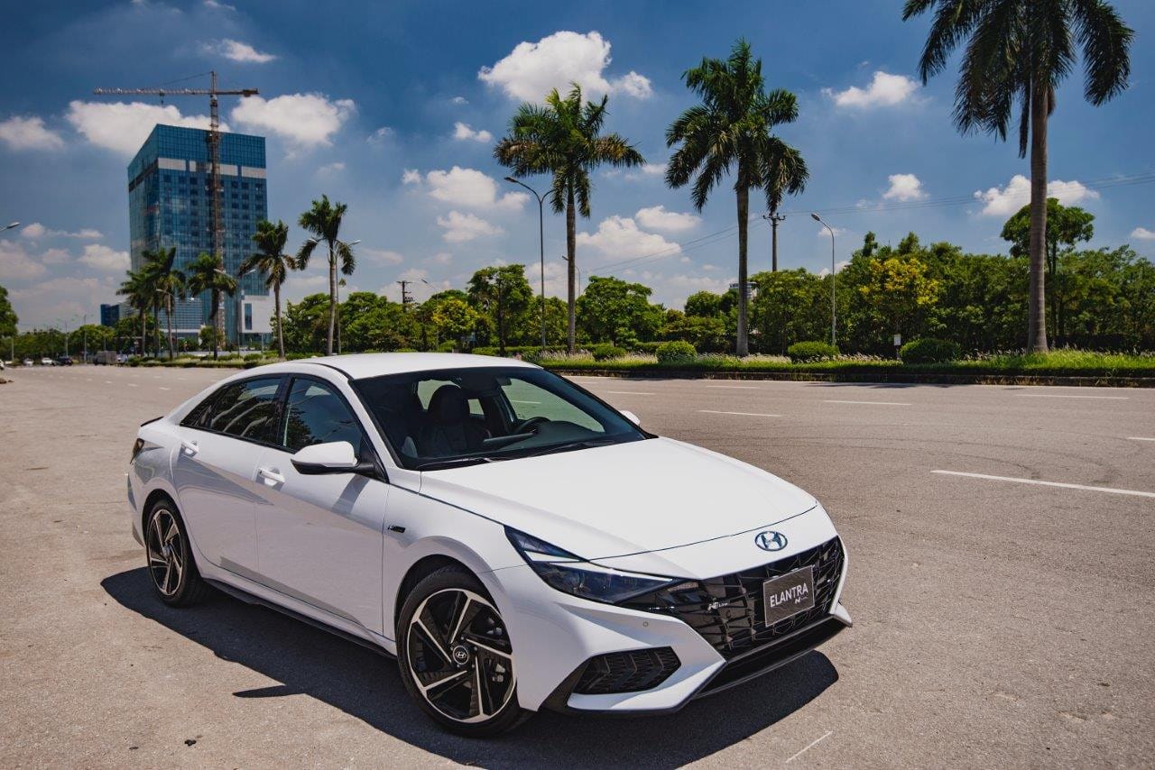 Người lái xe tự tin nhận chiếc Hyundai Elantra mới, hình ảnh tượng trưng cho việc xem ngày tốt nhận xe ô tô theo tuổi để khởi đầu may mắn