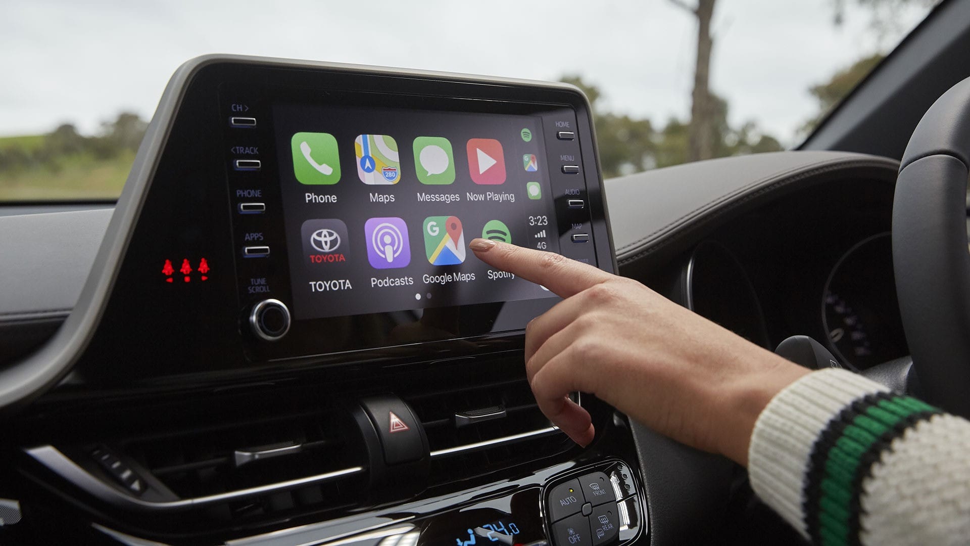Người lái xe tương tác với Apple CarPlay hiển thị bản đồ và ứng dụng giải trí trên màn hình trung tâm