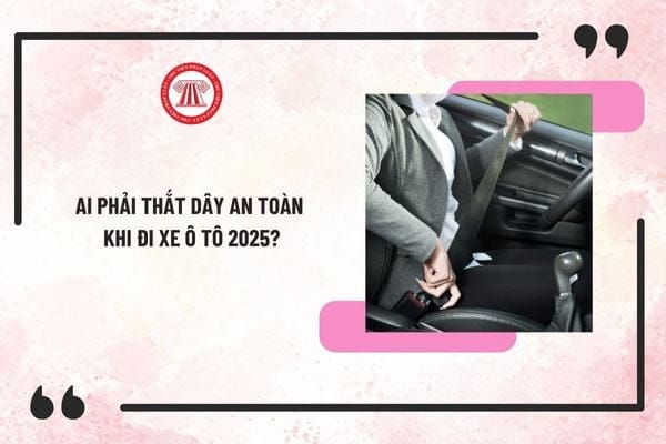 Người lái xe và hành khách thắt dây an toàn trong xe ô tô, nhấn mạnh tầm quan trọng của việc tuân thủ quy định giao thông để tránh lỗi không thắt dây an toàn và bảo vệ bản thân.