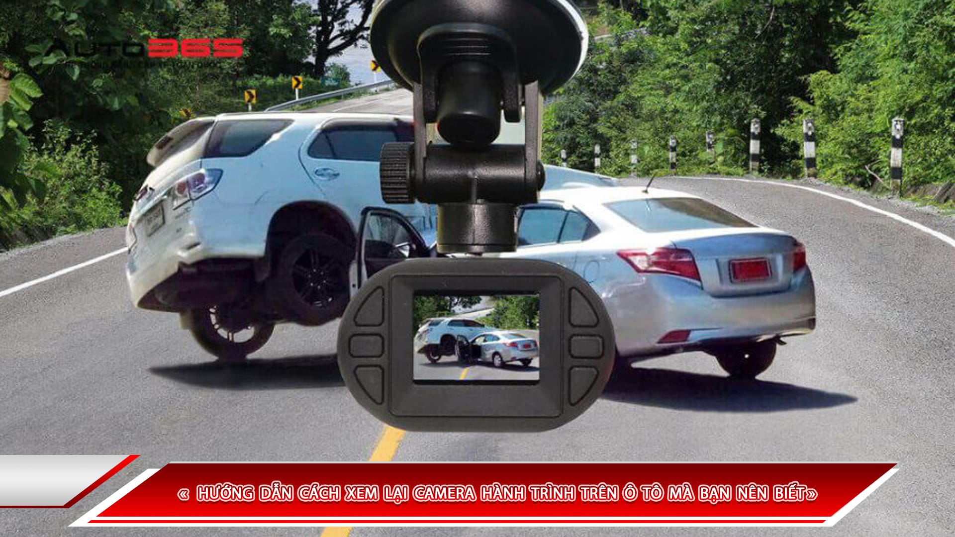 Người lái xe xem lại video camera hành trình trên điện thoại sau va chạm nhẹ