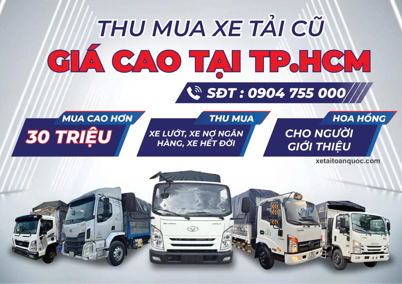Người mua bán xe tải cũ tại TPHCM đang xem xét chất lượng xe