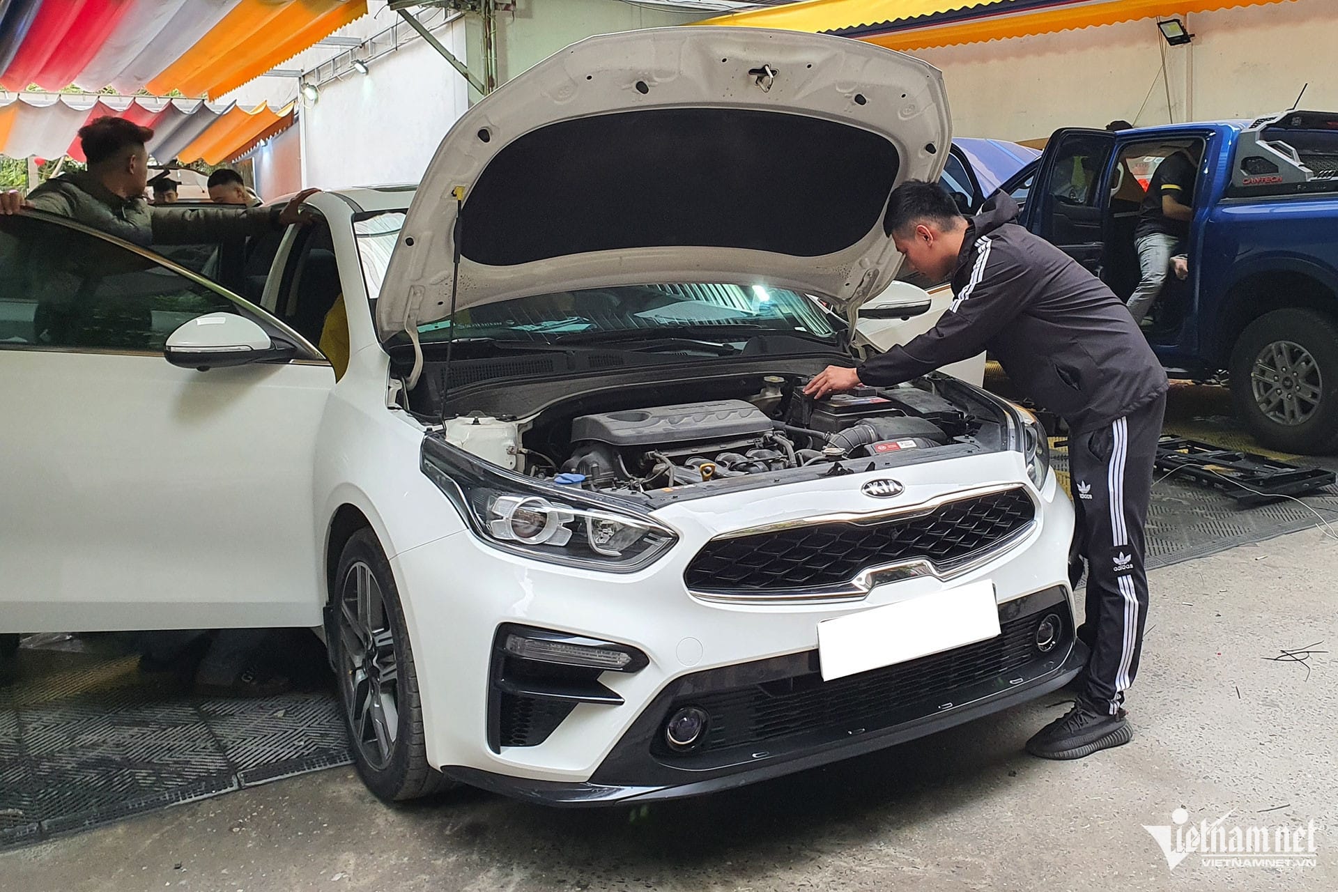 Người mua kiểm tra chi tiết xe cũ để định giá