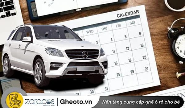 Người mua xe đang xem xét giấy tờ, minh họa việc mua xe không coi ngày có sao không