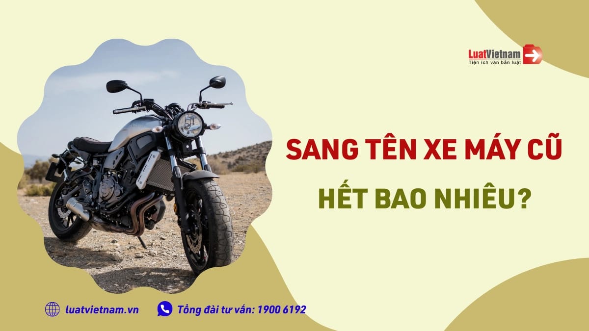 Người mua xe máy cũ cầm giấy tờ đăng ký xe và chìa khóa sau khi hoàn tất phí sang tên xe máy.
