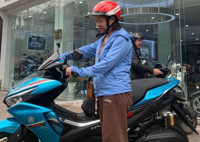 Người phụ nữ đang tìm hiểu về quyền lợi của bảo hiểm xe máy, thể hiện sự quan tâm đến tác dụng của bảo hiểm trong việc bảo vệ người tham gia giao thông.