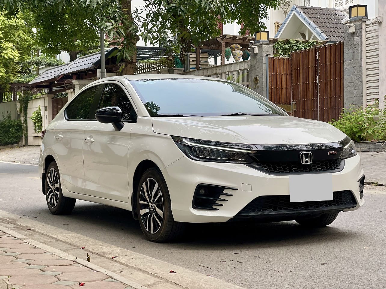 Người phụ nữ kiểm tra xe ô tô 4 chỗ màu trắng trước khi thuê tự lái quận 12