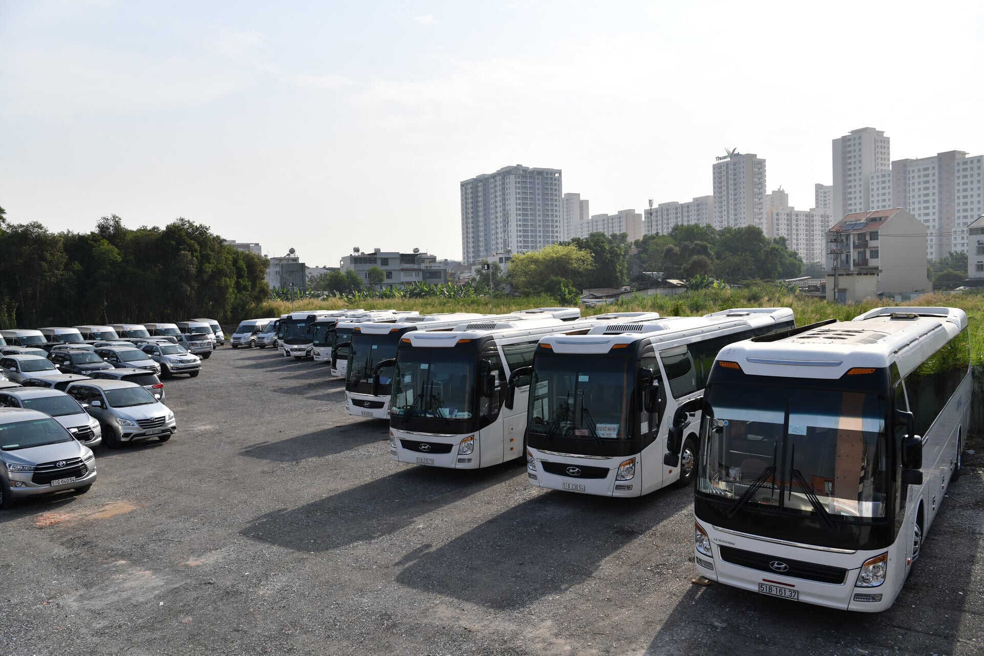 Người phụ nữ vui vẻ nhận chìa khóa xe du lịch tự lái tại TPHCM