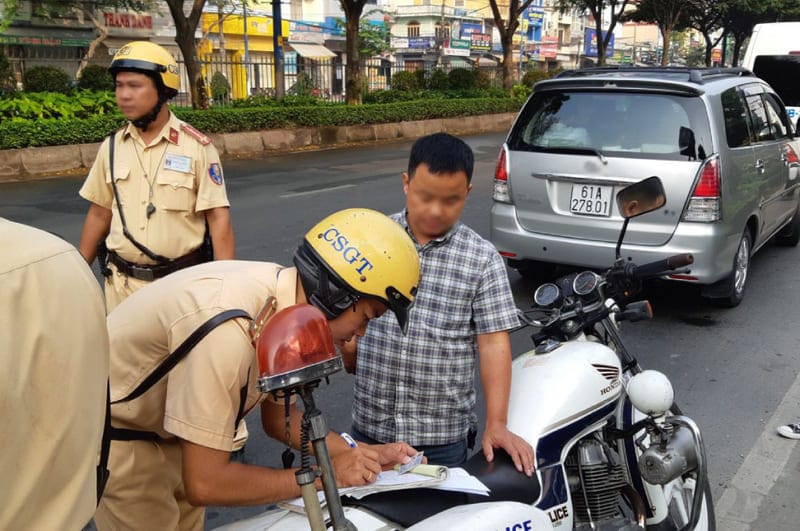 Người tham gia giao thông sẽ bị phạt tiền nếu không có sổ đăng kiểm xe ô tô