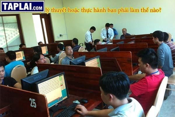 Người thi đang tập trung làm bài thi lý thuyết bằng lái xe A1 trên máy tính