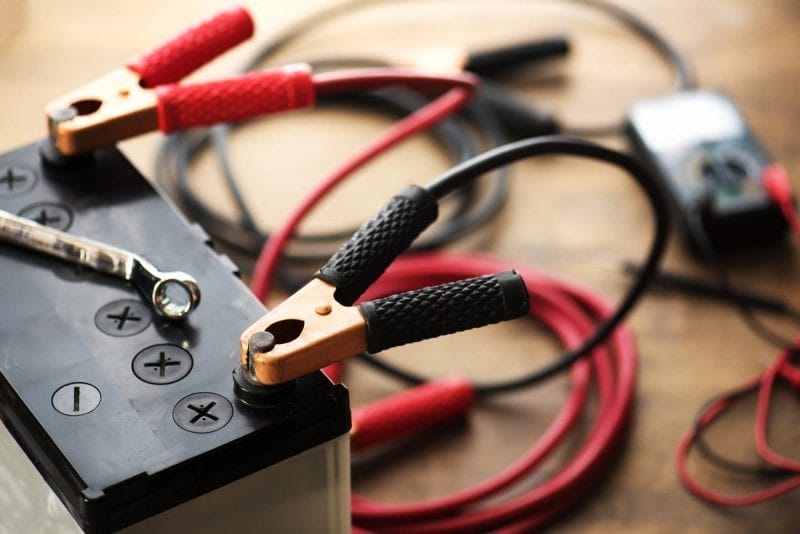 Người thợ đang kích bình ắc quy xe máy tại nhà, minh họa chi phí sạc ắc quy xe máy
