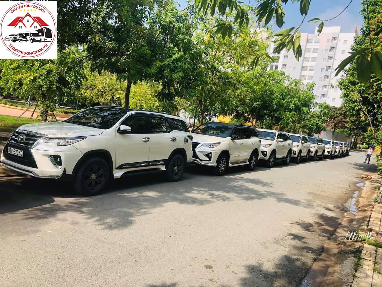 Người thuê kiểm tra xe 7 chỗ tự lái trước khi bàn giao
