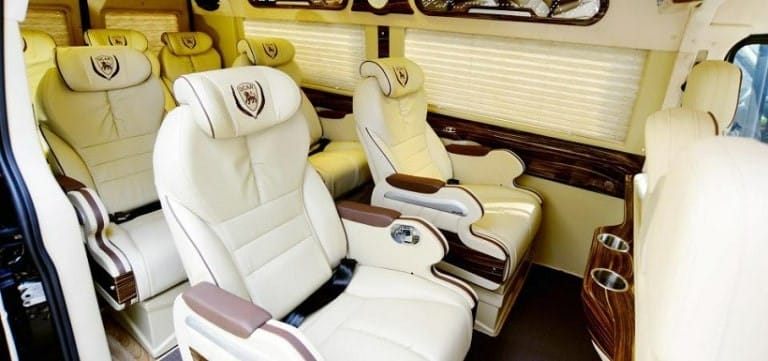 Nhà xe Đức Lộc còn cho ra mắt thị trường dòng xe limousine chất lượng cao với những dịch vụ sang chảnh bậc nhất, mang đến trải nghiệm di chuyển đẳng cấp.